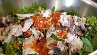 准备好的鲜蔬菜配有虾酱的炸鲭鱼——美味的泰国菜